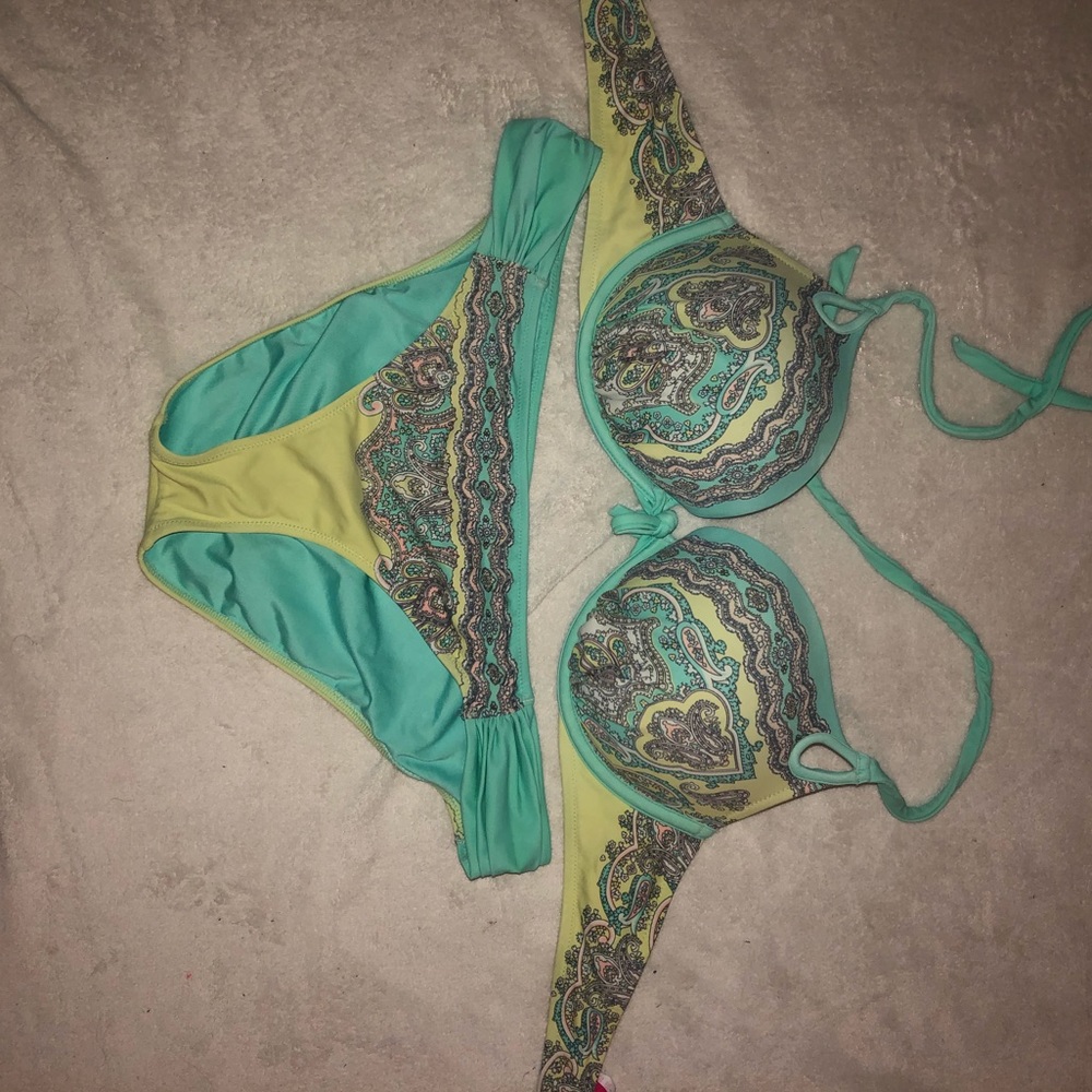 Victoria’s Secret bikini